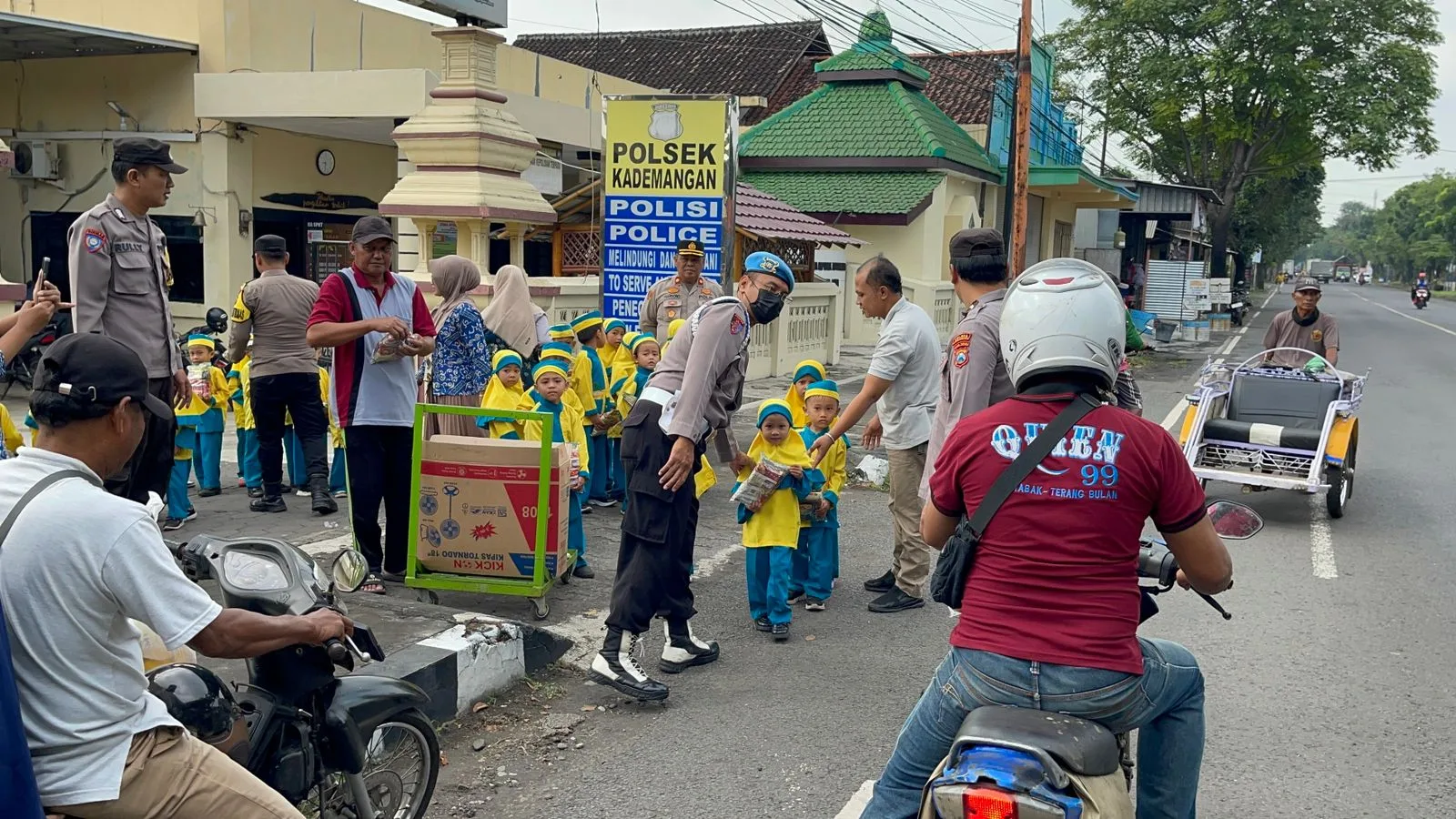 Bagi Takjil di Bulan Ramadhan, Polsek Kademangan Kolaborasi dengan Yayasan Hidayatul Ma’arif