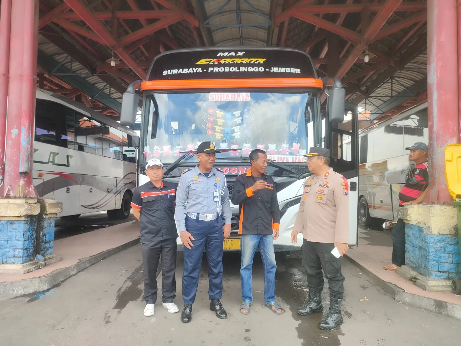 Kapolsek Kademangan Pantau Arus Mudik di Terminal Bayuangga, Tekankan Keselamatan Bagi Pemudik