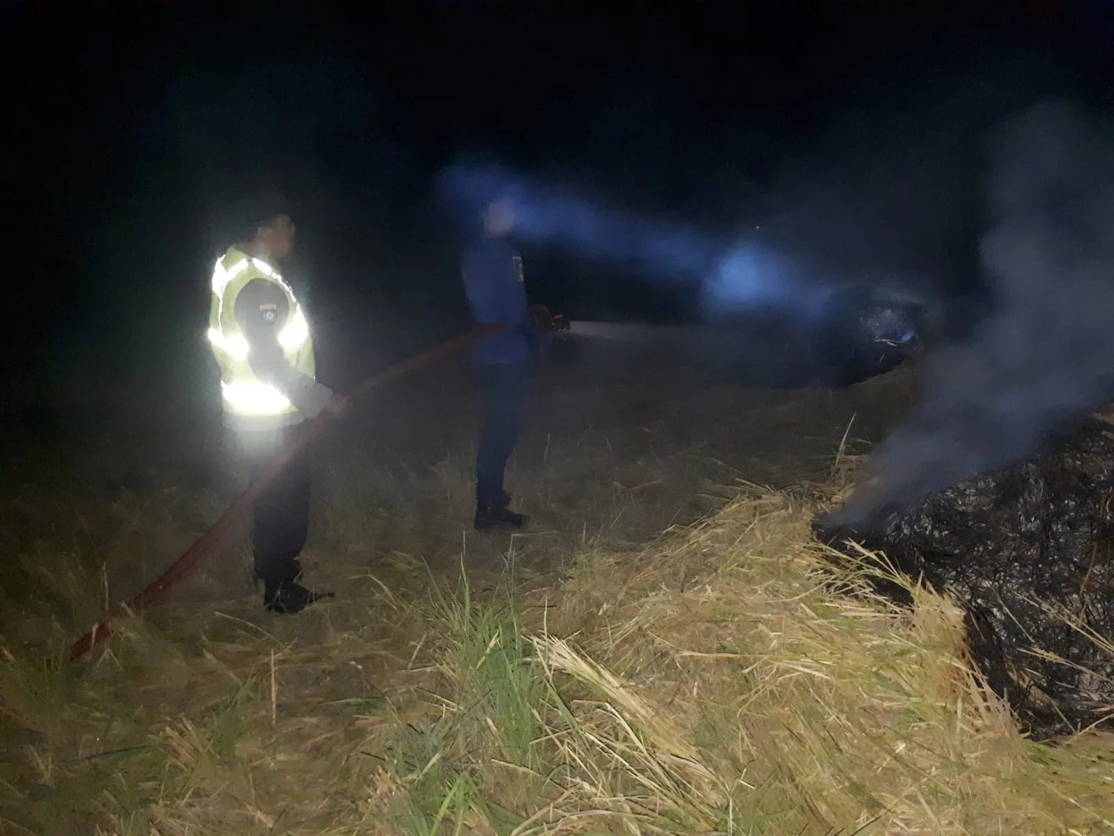 Asap Pembakaran Jerami Ganggu Warga Triwung Lor, Polisi dan Damkar Turun Tangan