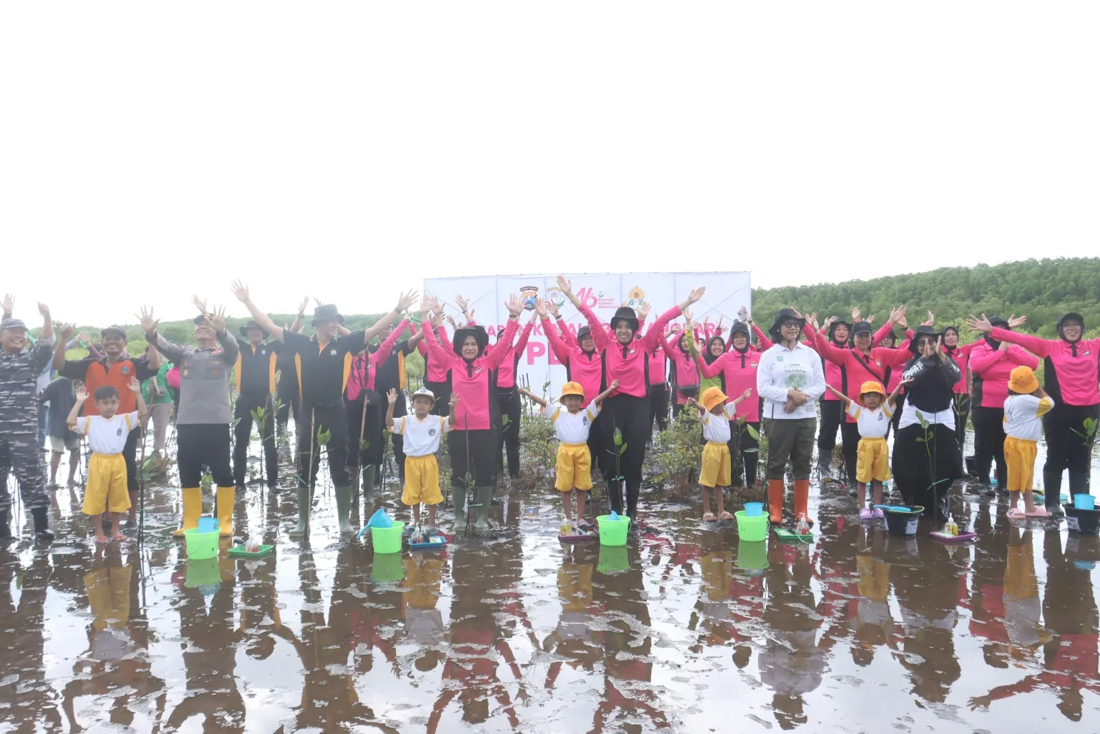 Jaga Ekosistem Pesisir, Polres Probolinggo Kota Tanam Mangrove di Pantai Permata