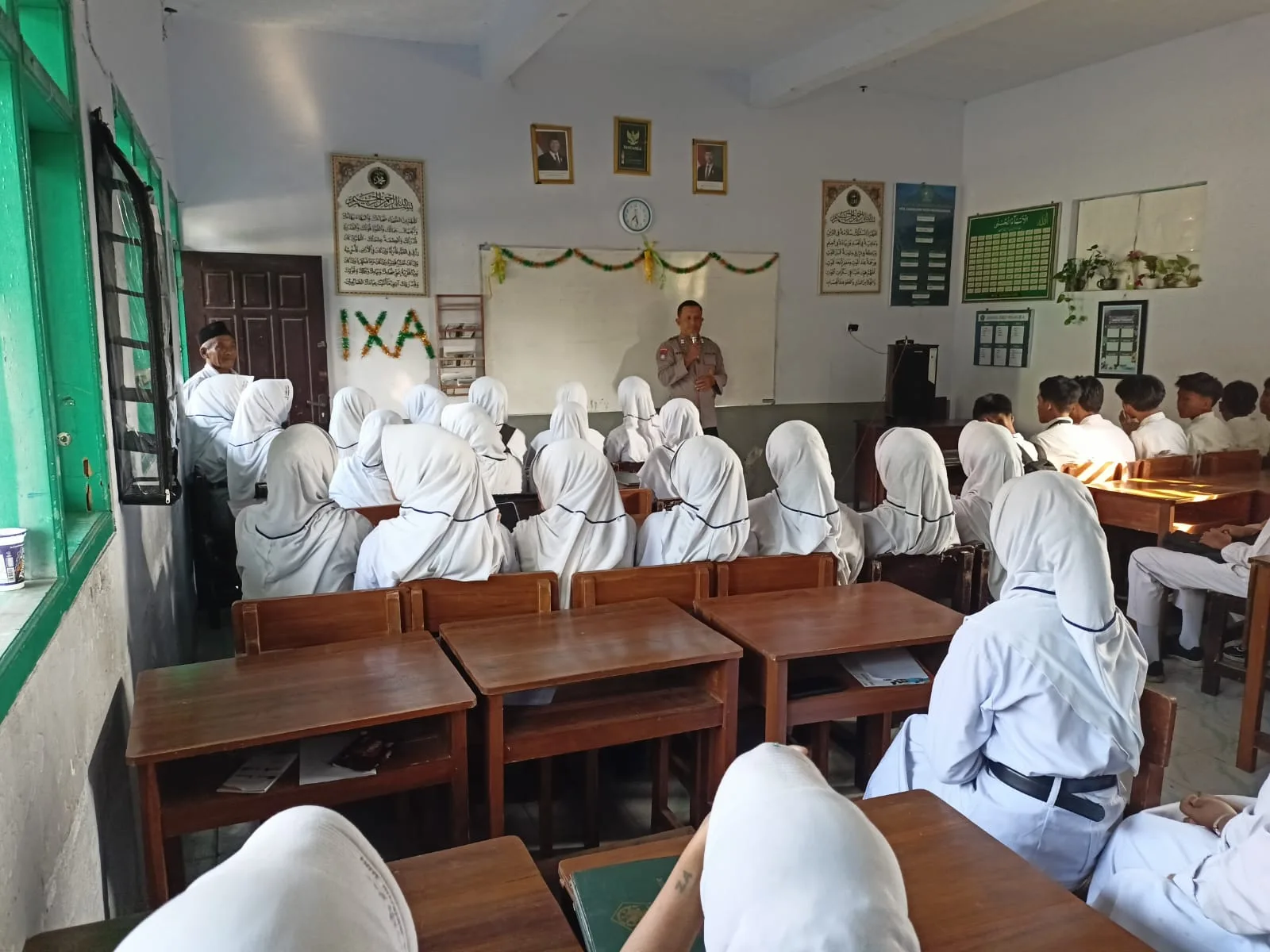 Polisi Masuk Sekolah, Pelajar MTS Sunan Giri Probolinggo Diedukasi Kamtibmas dan Disiplin