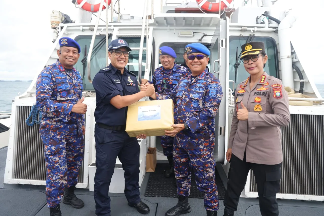 Patroli Perairan dan Rendezous, Ditpolairud Polda Kepri Perkuat Kerja sama pengamanan Laut dengan Singapore Police Coast Guard.