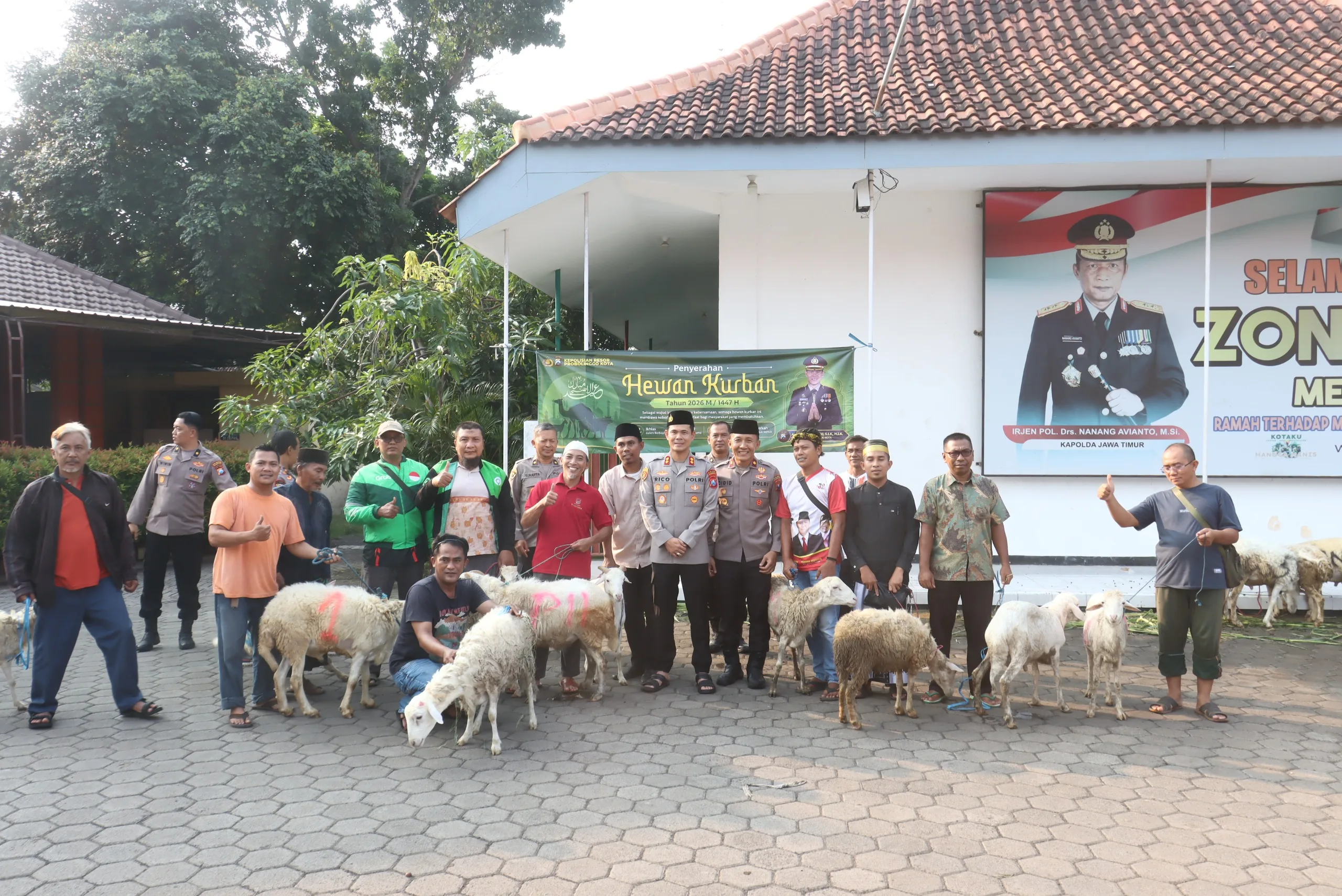 Polres Probolinggo Kota Salurkan 43 Hewan Kurban untuk Masyarakat dan Pondok Pesantren