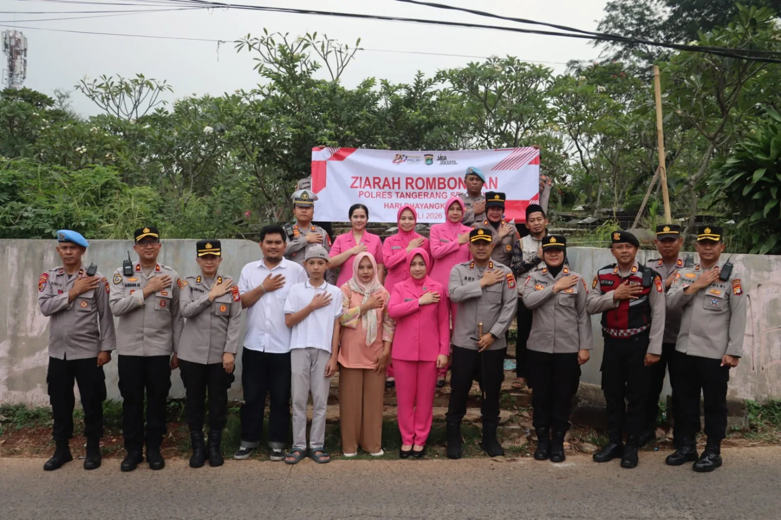 Polres Tangerang Selatan Gelar Ziarah dan Tabur Bunga di Makam Personel Polri yang Gugur dalam Tugas