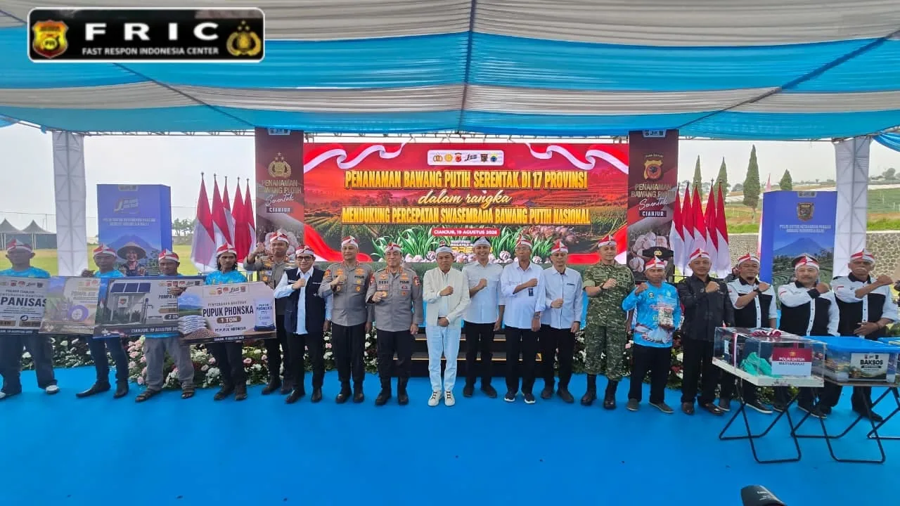 Bahagia Petani Bawang Putih Cianjur usai Terima Bansos dari Wakapolri