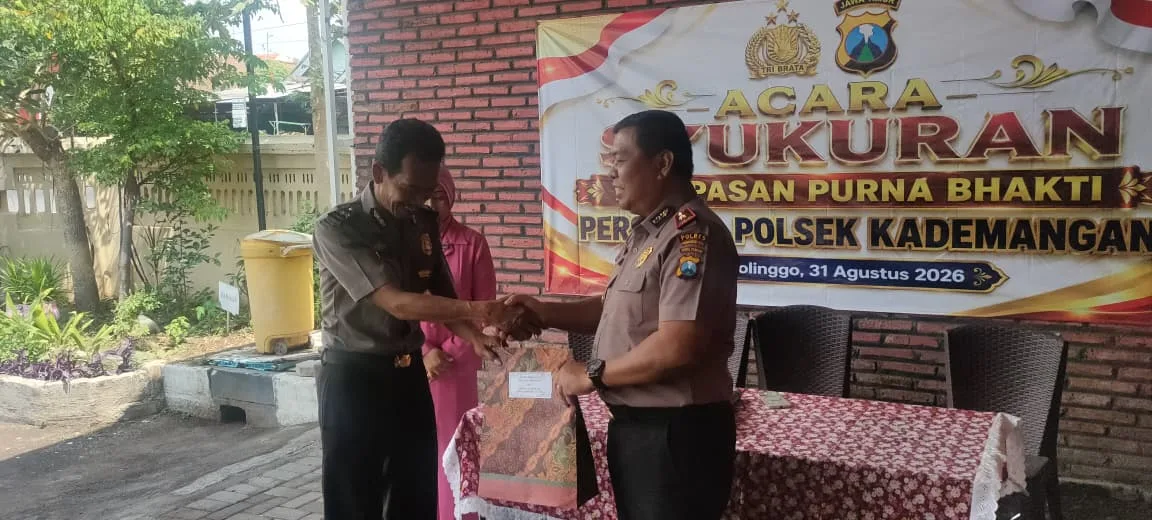 Polsek Kademangan Lepas Aiptu Agus Erwantoro Dengan Penuh Haru, Diantar Tinggalkan Mapolsek Menggunakan Becak